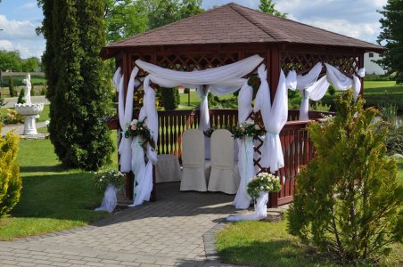 Altana ślubna w ogrodzie